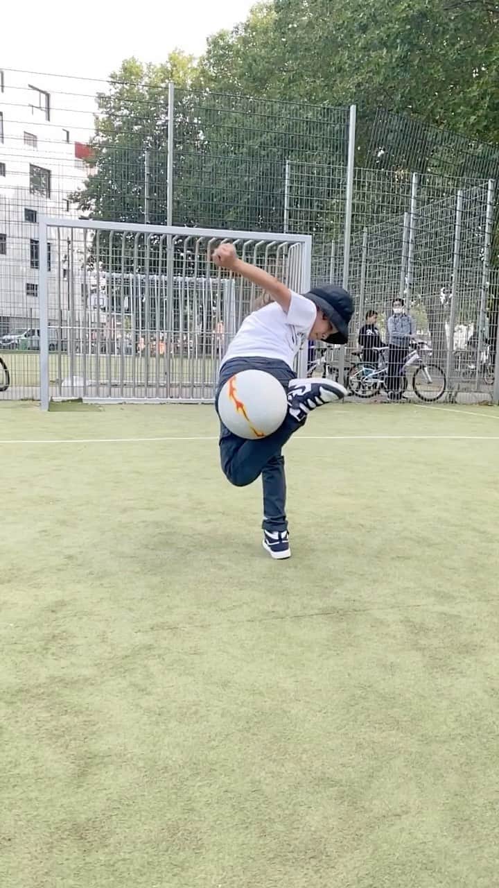 ショーン・ガルニエのインスタグラム：「@abou_rsnotche 👊🏼👍🏻⚽️ Vidéo soon on youtube  ⚽️ @urbanball」