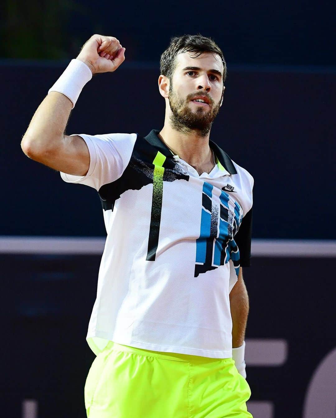 カレン・ハチャノフのインスタグラム：「Tough and nervous match! Happy to fight and get the win💪🎾 // Валидольная победа😅👊」