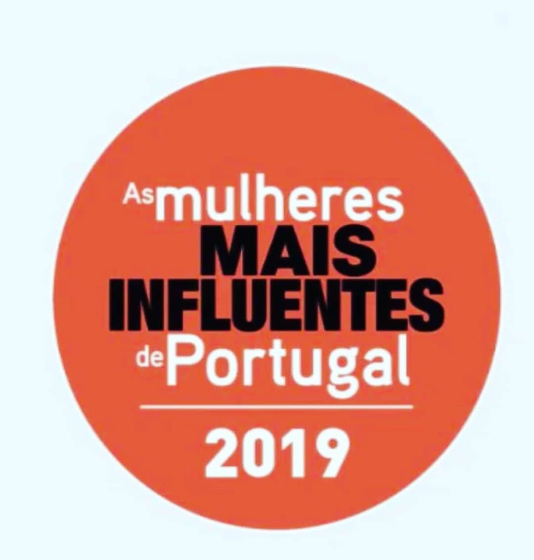 ダニエラ・ルーアのインスタグラム：「Obrigada @executiva.pt pela a honra de estar mais uma vez na lista das mulheres mais influentes em Portugal. Com a notoriedade vem grande responsabilidade, e com as plataformas sociais vêm oportunidades de ajudar a tornar o mundo um pouco melhor, algo que levo muito a sério. Um profundo agradecimento a todos os meus seguidores no insta, twitter e facebook- espero continuar a entreter-vos e a ser uma influência positiva ♥️ . Thank you so much @executiva.pt pt for the honor of being on your Most Influential Women in Portugal list, again. With any noteriety comes great responsibility and  with all these social media platforms come great opportunities to help make the world a better place, both of which I take very seriously. Thank you so much to all my followers on insta, twitter and facebook- I hope to continue to entertain you and be a positive influence ♥️ . #influentialwomen #portugal #mulheresinfluentes #grata #grateful  #honor #honra」