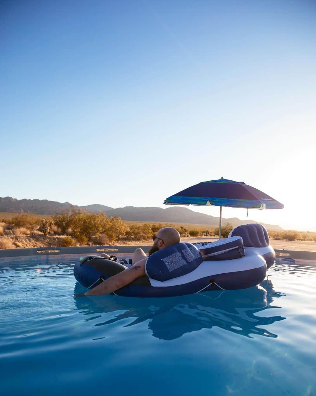 ローレン·ランドルフのインスタグラム：「Sometimes you just need to find a pool in the middle of the desert.」
