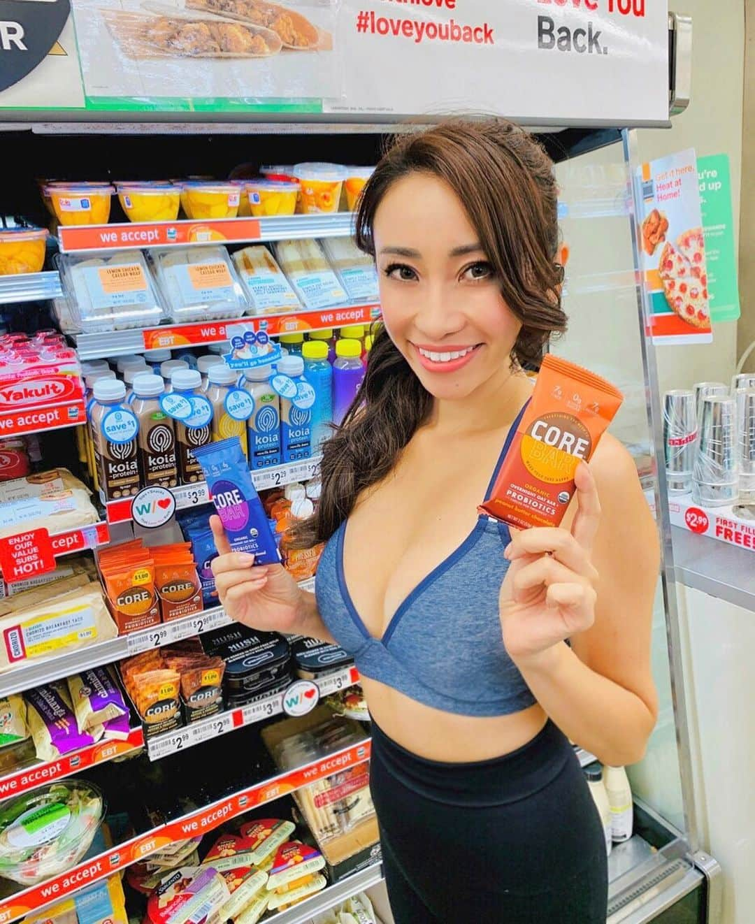 春名愛海さんのインスタグラム写真 - (春名愛海Instagram)「Stopping by @7eleven to grab some @corefoods Bars in the refrigerated Sip & Snacks cooler! Crafted with 100% plant-based ingredients, CORE Bars combine Oats + Nuts+ Probiotics to support a balanced gut which fuels your overall health. Plus, with no added sugar & heart healthy fats, CORE Bars nourish your body to strengthen you from the inside out even on the road, so stop by and check them out 😆 . . . #ad #healthy #snack #snacks #socal #love #ファッション #时尚 #패션#japanese  #asian #boymom #happy #lalife #influencer #momlife #losangeles #japnesemodel #ロサンゼルス #カリフォルニア #グラノラ #ヘルシー #海外生活」9月23日 6時42分 - amiharuna