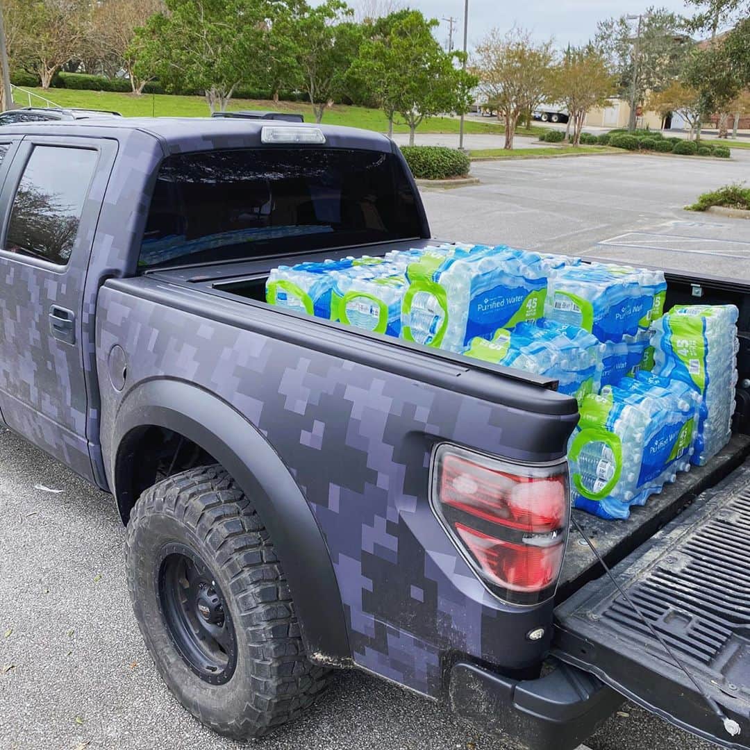 バッバ・ワトソンのインスタグラム：「From West Virginia to Pensacola, my camo @oakley truck sure comes in handy to get water and supplies out to people in need... filled it up with waters to share with our Pensacola neighbors today! #HurricaneSally  #PensacolaStrong」