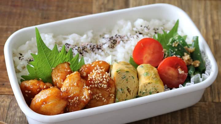 にぎりっ娘。のインスタグラム：「#レシピあり ささみの#ヤンニョムチキン　弁当　 #3品の簡単おかず弁当  #晩ご飯　にも ・ 今回は安い・ヘルシー・美味しい！ささみを使ったヤンニョムチキンです。 揚げずに簡単にできるので、ぜひ作ってみてくださいね♪  ▼今日のお弁当メニュー ・ごはん+ ゆかり ・ささみヤンニョムチキン ・ネギ入り卵焼き ・インゲンのピーナッツ和え ・ミニトマト  【ささみヤンニョムチキン】 ＜材料＞ 　ささみ　３本 　片栗粉　適量  (下味) 　酒　大1/2 　塩コショウ　適量 　おろし生姜　小1  （コチュジャンソース） 　コチュジャン…大1 　砂糖…大１/2 　酒…大１/2 　醤油…大１/2 　酢…小１ 　おろしニンニク…少々  ＜作り方＞ １　ささみは筋を取って３等分にカットし、下味を揉み込む。 ２　コチュジャンソースを合わせておく。 ３　ささみに片栗粉をまぶし、油大１〜２程度で揚げ焼きする。(片面２分、ひっくり返して１分ほど) ４　一旦取り出して余分な油を拭き取る。 ５　同じフライパンにソースをひと煮立ちさせ、❸を加えてソースを絡める。 ・ 分かりやすいお弁当作成動画は、 ①YouTube ②Y!creators ・ プロフィールのリンクからどうぞ(◍′◡‵◍) ・ #ささみ　#おかず　 #お弁当#お弁当おかず#簡単おかず #ランチ #簡単レシピ #lunch#lunchbox#obento#bento#japan #japanesefood #love #nofilter #foodstagram #food #foodporn #instagood #nigiricco#youtube #youtuber #yummy  #life #swag#healthyfood * お弁当作成動画配信中 youtube内検索で 「お弁当中」か「にぎりっ娘」で検索してね😘」