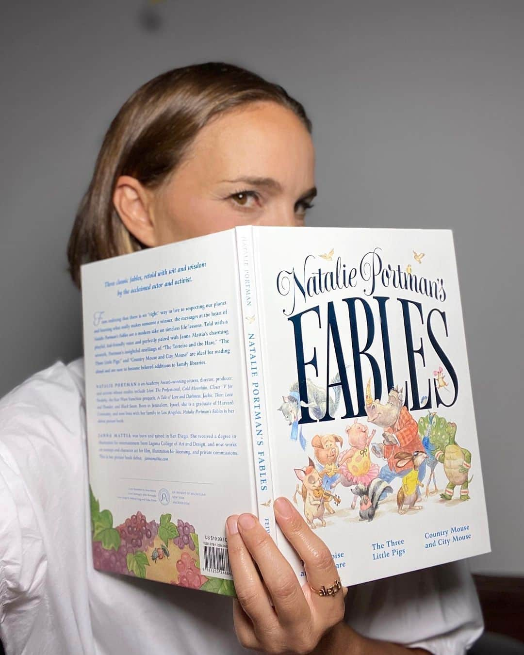 ナタリー・ポートマンさんのインスタグラム写真 - (ナタリー・ポートマンInstagram)「Can’t wait to share my children’s book with you all, Natalie Portman’s Fables — retellings of The Tortoise and the Hare, The Three Little Pigs, and Country Mouse and City Mouse. I love these classic stories and wanted to update them to be more reflective of the world in which we live. It’s been so fun reading the book to my kids and I look forward to hearing your experiences with your own kids! Link in bio to preorder, in stores 10/20.」9月23日 6時47分 - natalieportman