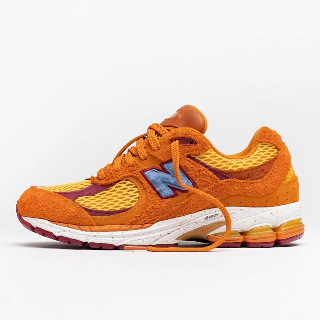 Sneaker Newsさんのインスタグラム写真 - (Sneaker NewsInstagram)「@salehebembury's New Balance 2002R will officially release on October 23rd. Inspired by the Antelope Canyons of Arizona, this revived model with a swapped 860v2 sole features earthy burnt orange tones on the suede and mesh upper with blue shearling on the N logo. Hit the link in our bio to get a closer look.」9月23日 7時01分 - sneakernews