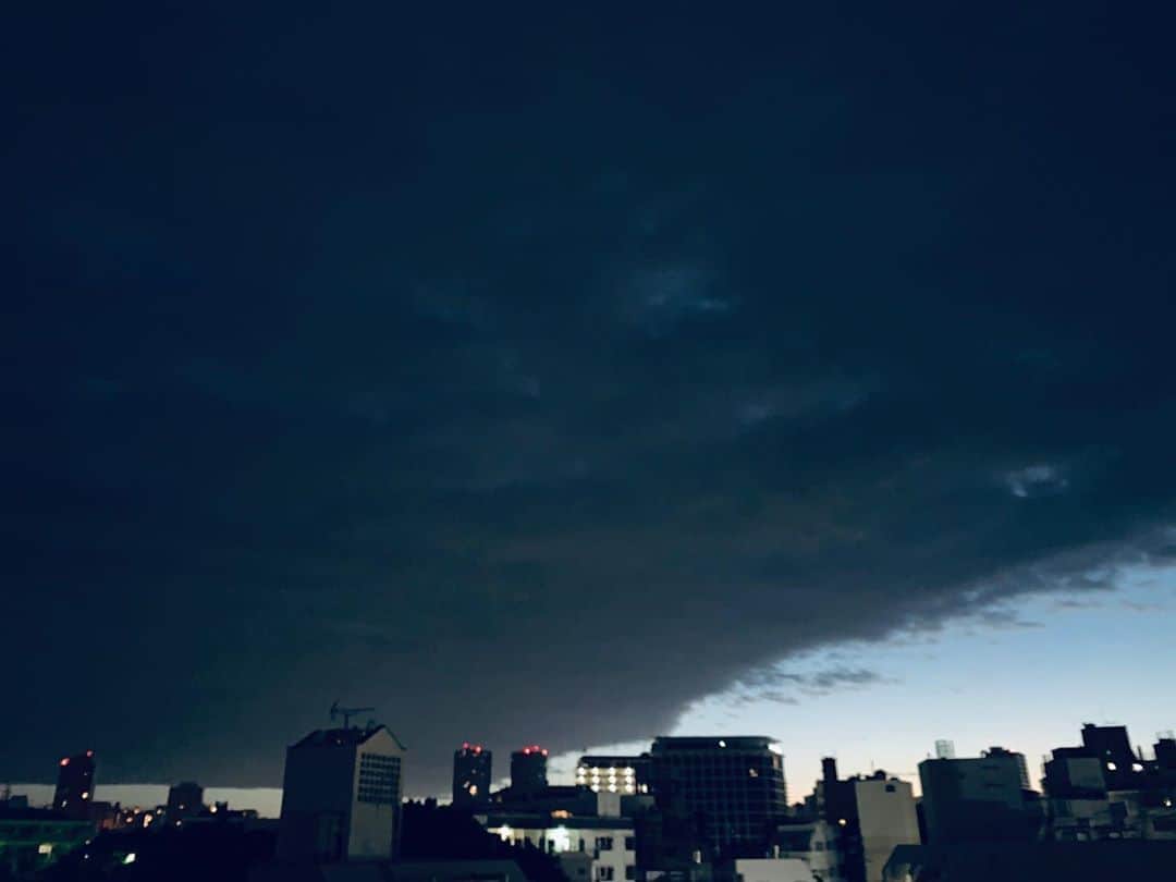 宮城麻里子さんのインスタグラム写真 - (宮城麻里子Instagram)「am5:40 朝が迫ってくる。。 #沖縄の空」9月23日 6時54分 - miyagimariko