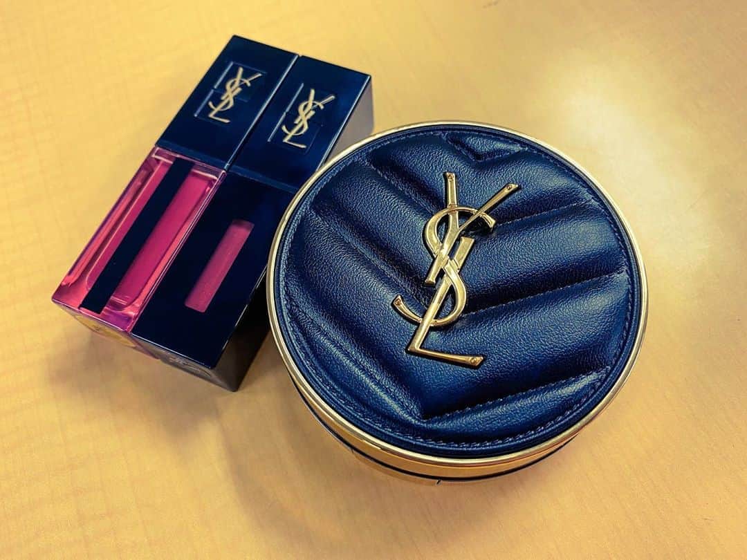 のインスタグラム：「💄 最近YSLコスメの素晴らしさに感動してる✨  リップは奥のウォーターステイン使ってみたら良すぎてもう一個買ってしまった🥰 手前の方は細かい赤ラメが入ってるんですよ❤️ ・ ・ #yslbeauty #ysl💄  #lecushion #encredepeau  #vernisalevres #vernisalevreswaterstain #vernisalevresvinylcream  #大人になった気分 #もう十分大人だけど」
