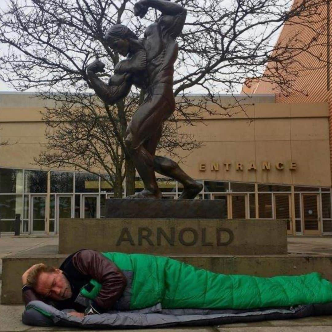 ヤネット・ガルシアさんのインスタグラム写真 - (ヤネット・ガルシアInstagram)「Se dice que el actor Arnold Schwarzenegger publicó esta foto de él durmiendo en la calle bajo su famosa estatua de bronce, y escribió tristemente “cómo cambiaron los tiempos”.  La razón por la que escribió la frase no fue sólo porque era viejo, sino porque cuando el era gobernador de California inauguró un hotel con la estatua de él.  Los funcionarios del hotel le dijeron a Arnold: “en cualquier momento puede venir y tener una habitación reservada a su nombre”. Cuando Arnold dejó el puesto y fue al hotel, la administración se negó a darle una habitación argumentando que el hotel estaba completamente reservado.  Él trajo un sleeping bag y durmió debajo de la estatua y explicó lo que quería transmitir: “Cuando estuve en una importante posición siempre me alabaron, y cuando perdí esta posición se olvidaron de mi y no cumplieron su promesa. Sí, los tiempos han cambiado. No confíes en tu posición ni en la cantidad de dinero que tengas, ni en tu poder, ni en tu inteligencia. Todo esto no durará”. Será verdad esta leyenda ?」9月23日 7時03分 - iamyanetgarcia