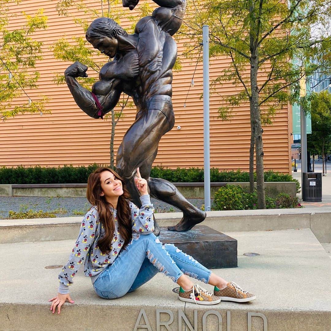 ヤネット・ガルシアのインスタグラム：「Se dice que el actor Arnold Schwarzenegger publicó esta foto de él durmiendo en la calle bajo su famosa estatua de bronce, y escribió tristemente “cómo cambiaron los tiempos”.  La razón por la que escribió la frase no fue sólo porque era viejo, sino porque cuando el era gobernador de California inauguró un hotel con la estatua de él.  Los funcionarios del hotel le dijeron a Arnold: “en cualquier momento puede venir y tener una habitación reservada a su nombre”. Cuando Arnold dejó el puesto y fue al hotel, la administración se negó a darle una habitación argumentando que el hotel estaba completamente reservado.  Él trajo un sleeping bag y durmió debajo de la estatua y explicó lo que quería transmitir: “Cuando estuve en una importante posición siempre me alabaron, y cuando perdí esta posición se olvidaron de mi y no cumplieron su promesa. Sí, los tiempos han cambiado. No confíes en tu posición ni en la cantidad de dinero que tengas, ni en tu poder, ni en tu inteligencia. Todo esto no durará”. Será verdad esta leyenda ?」