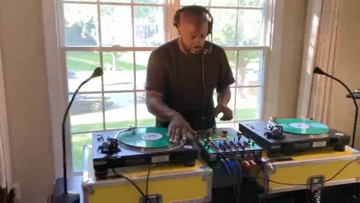 ファンクマスター・フレックスのインスタグラム：「FUNKFLEX IG LIVE: Sound checking for my weekly DJ set starting Halloween Weekend! IM SO EXCITED! EXCLUSIVES (OFF MY PROJECT) HIP HOP, REGGAE, GUARACHA, DEMBOW, REGGAETON! Producer: @tatwza 🎥 @djhrnyc Using @technicsturntables ONLY!  Powered By:  @dodgeofficial  @coronausa  @bransoncognac  @ciroc  @40dayreset  Thank You:  @fadia  @therealswizzz  @djtyboogie1  @serato  @opmiller1  @roland_us  @recloose」