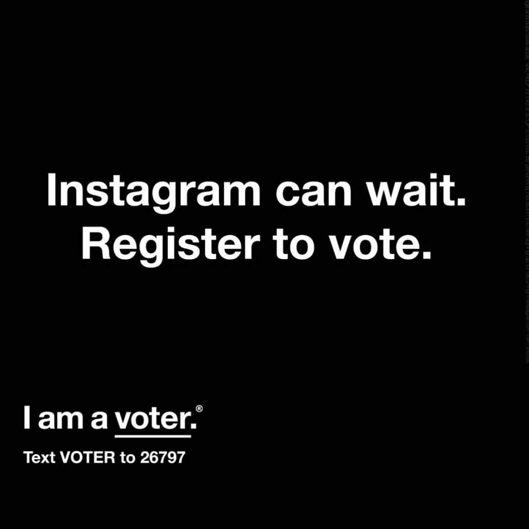 メリッサ・マッカーシーさんのインスタグラム写真 - (メリッサ・マッカーシーInstagram)「Everything can wait, register to #VOTE 👈🏼」9月23日 7時04分 - melissamccarthy