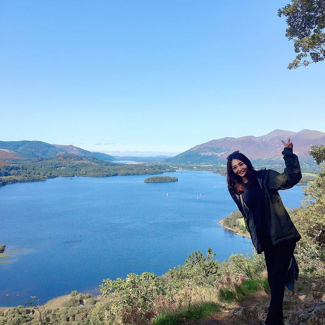渡辺枝里子さんのインスタグラム写真 - (渡辺枝里子Instagram)「【世界遺産の湖水地方🇬🇧】 (Lake District/Derwent Water)  ロンドンから電車でおよそ3時間40分🚃  イングランド北部の湖水地方は、大小様々な湖が点在するイギリス屈指の景勝地であり世界遺産。  日本でも有名な絵本「ピーターラビット」の故郷で、著者のビアトリクス・ポターが愛した場所です🐇  写真は、 湖水地方北部にあるダーウェント湖。  "サプライズビュー"というスポットからの雄大な景色に感動… 言葉にならなかった。  頑張って登って良かったぁぁ😭✨  中央の丸い島は、リセントハーバート島。 ビアトリクス・ポターのお話の中で、リス達が渡った島🐿  その奥にもう一つ見えた湖は、バッセンスウェイトミ湖。  道中、この地方の伝統的な石造りの橋、川や壮大な山も楽しむことができました。  何より空気が本当に美味しい☺️ 天候にも恵まれました。  最後の写真は、 逃げ出した羊と羊飼いに遭遇😵物凄いスピードで追いかける牧羊犬が真横を通った時は怖かった😂  最終的に羊は保護されていました🐏  ★ちなみに湖水地方内は、全て公共バスで移動。 ボウネス宿泊→ウィンダミアからバスでケズィック(1時間程)→徒歩でダーウェント湖🚶‍♀️(坂が結構キツイよ😂) * * * * * #london #londonlife #londontrip #londondiaries #lakedistrict #derwentwater #lake #trip #travel #travelphoto #northface #osprey #supriseview  #ロンドン #イギリス　#ロンドン日記　#イギリス旅行　#湖水地方 #ダーウェント湖　#旅行　#湖　#サプライズビュー #ハイキング　#ノースフェイス　#ハイキング女子　#ハイキングコーデ  #渡辺枝里子」9月23日 7時17分 - eriko_watanabe_21