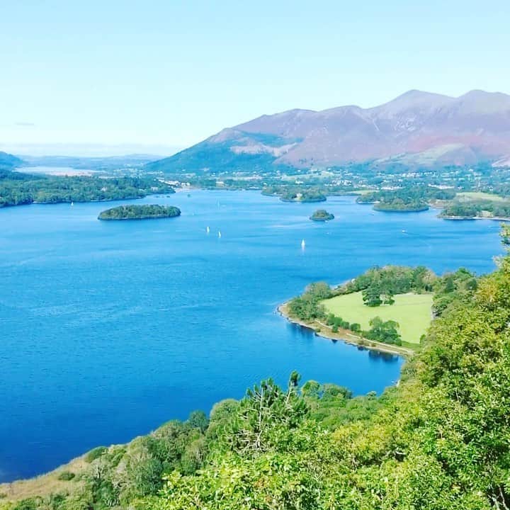 のインスタグラム：「【世界遺産の湖水地方🇬🇧】 (Lake District/Derwent Water)  ロンドンから電車でおよそ3時間40分🚃  イングランド北部の湖水地方は、大小様々な湖が点在するイギリス屈指の景勝地であり世界遺産。  日本でも有名な絵本「ピーターラビット」の故郷で、著者のビアトリクス・ポターが愛した場所です🐇  写真は、 湖水地方北部にあるダーウェント湖。  "サプライズビュー"というスポットからの雄大な景色に感動… 言葉にならなかった。  頑張って登って良かったぁぁ😭✨  中央の丸い島は、リセントハーバート島。 ビアトリクス・ポターのお話の中で、リス達が渡った島🐿  その奥にもう一つ見えた湖は、バッセンスウェイトミ湖。  道中、この地方の伝統的な石造りの橋、川や壮大な山も楽しむことができました。  何より空気が本当に美味しい☺️ 天候にも恵まれました。  最後の写真は、 逃げ出した羊と羊飼いに遭遇😵物凄いスピードで追いかける牧羊犬が真横を通った時は怖かった😂  最終的に羊は保護されていました🐏  ★ちなみに湖水地方内は、全て公共バスで移動。 ボウネス宿泊→ウィンダミアからバスでケズィック(1時間程)→徒歩でダーウェント湖🚶‍♀️(坂が結構キツイよ😂) * * * * * #london #londonlife #londontrip #londondiaries #lakedistrict #derwentwater #lake #trip #travel #travelphoto #northface #osprey #supriseview  #ロンドン #イギリス　#ロンドン日記　#イギリス旅行　#湖水地方 #ダーウェント湖　#旅行　#湖　#サプライズビュー #ハイキング　#ノースフェイス　#ハイキング女子　#ハイキングコーデ  #渡辺枝里子」