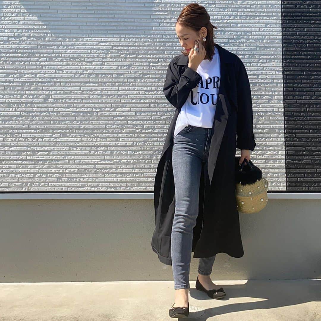のインスタグラム：「おはよ🐔 髪切っても結んじゃう人👵🤚 ________________________________ @argo_tokyo_official さんの🧥かっちりしすぎずさらっと羽織れるとろみトレンチ🖤 袖もボタン付きで短く出来るの😊 👚／ @akiii031 あきちゃんところのshop⇨ @aulii_amomentofhappiness  ロゴT🖤 🧺／ @hansry.japan さんのかわいいパール付き🧺にファーが付いて可愛すぎるやつ❤️ 👖／#zara 🥿／#gu 👂／#keimade ______________________________ #locari#プチプラコーデ #モノトーンコーデ#mamagirl#beaustagrammer #大人カジュアル#ママコーデ#カジュアルコーデ#153cmコーデ#大人ファッション#アラフォーコーデ#高見えコーデ #おちびコーデ#オトナカジュアル#ママファッション #大人コーデ #低身長コーデ#きれいめカジュアル#ザラジョ#スキニー#カジュアル#トレンチコート #秋コーデ#シンプルコーデ #ミディアムヘア#guコーデ」