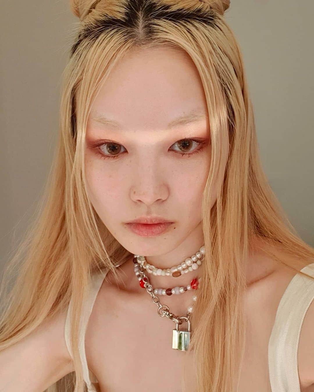 フェルナンダ・リーのインスタグラム：「Beady, pearly 🦪 necklaces with cool clasps by other friends ⠀ Locket: @ohtnyc 👤⠀ All others: @tachibana_zakkaten 🍄」