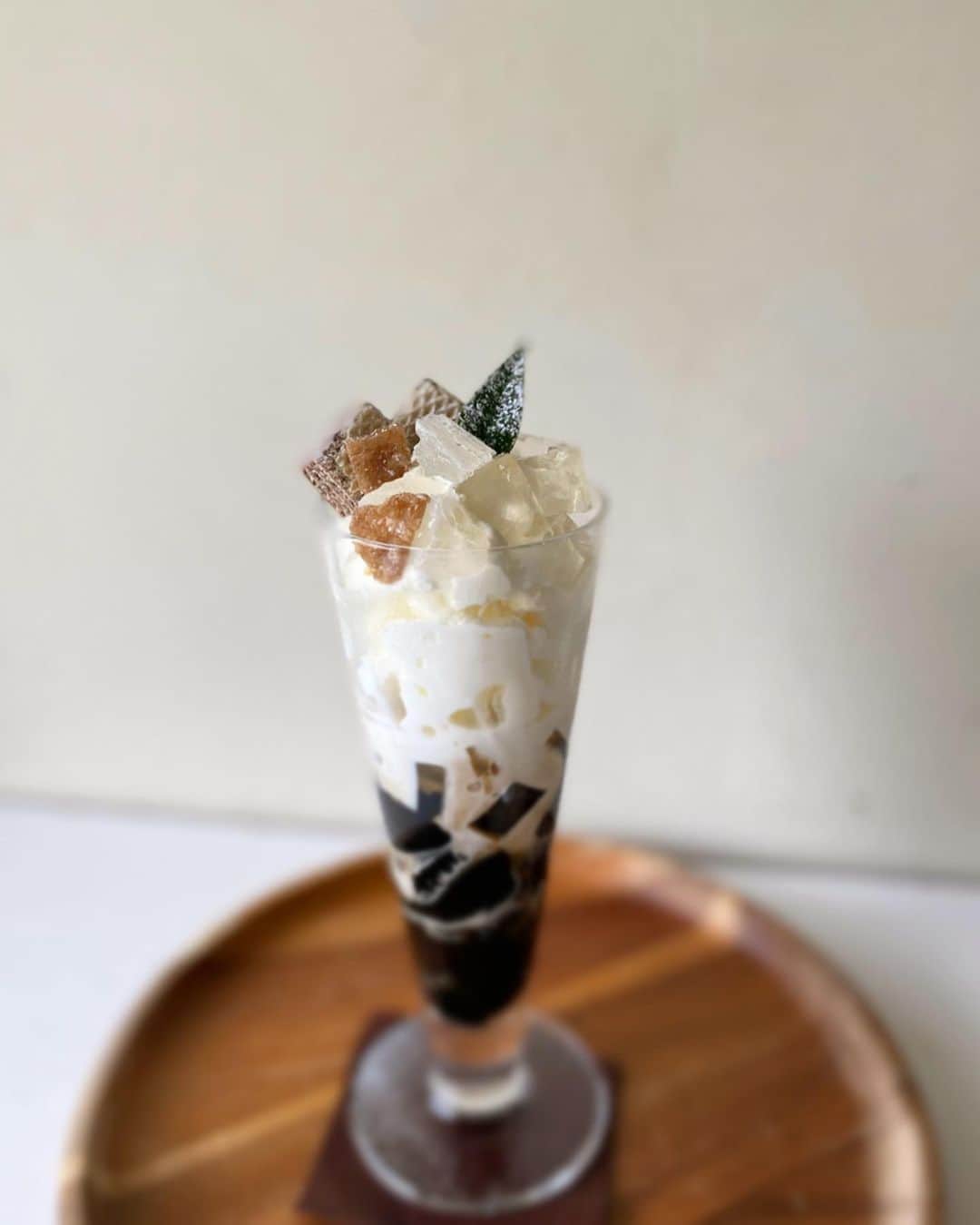 cafezakkagallery-flagのインスタグラム：「▪︎琥珀コーヒーゼリーパフェ▪︎  秋の気配が真後ろに感じます。 お庭が上手に紅葉してくれます様に。  さてカフェでは甘さを抑え、時々優しい食感の琥珀などあり オススメのデザートや ほっとほっこりドリンクなども ご用意しております。  冷んやりかき氷は26日(土)までとなり、 ご予約優先となります。 日にお出し出来る数が決まってしまいましたので ネットまたはお電話よりご予約願います。 (HPからご予約ページへ)  #cafeFLAG #cafezakkagalleryflag  #大阪カフェ  #大阪カフェ巡り #枚方カフェ #コーヒーゼリーパフェ」
