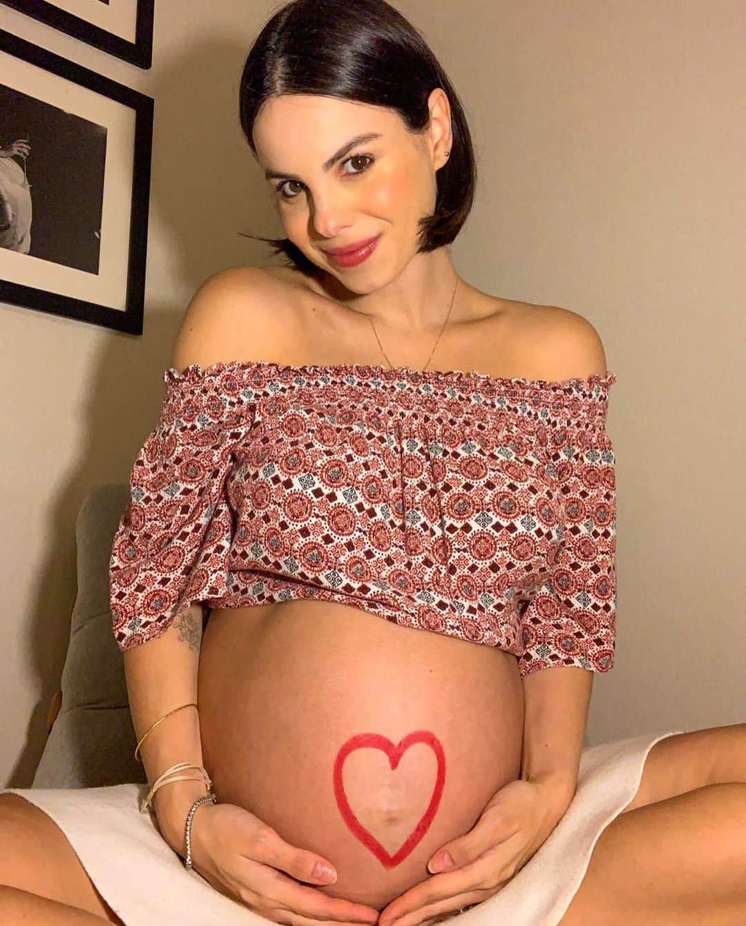 ステファニー・ブリットのインスタグラム：「Por aqui ansiedade já está a mil, quase tudo encaminhado e eu tenho navegado (e aprendido) muito na plataforma Mais Abraços da Huggies. Lá descobri que você pode criar seu chá de bebê em apenas 3 passos! Muito muito fácil e prático mesmo!  A @huggiesbrasil tem uma linha completa para o bebê com lenços umedecidos, creme de assadura, sabonete líquido, shampoo e fraldas, o que facilita para nós mamães porque o valor que ganhar no chá de bebê vira créditos que você pode resgatar em produtos conforme nosso bebê vai precisando!  Simples assim... Mas se você ainda tem alguma dúvida, expliquei passo a passo nos stories... da uma olhadinha lá! E já to aqui preparando o chá do meu Enrico! ❤️ #MaisAbraços #ad」