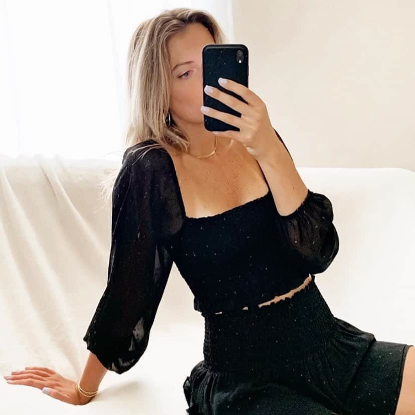 ブルーライフのインスタグラム：「Babe @abbychadburn in our rakel smock top 💫 wear her as a set or with your favorite denim she’s one of our go-to staples 💙 #shopplanetblue」