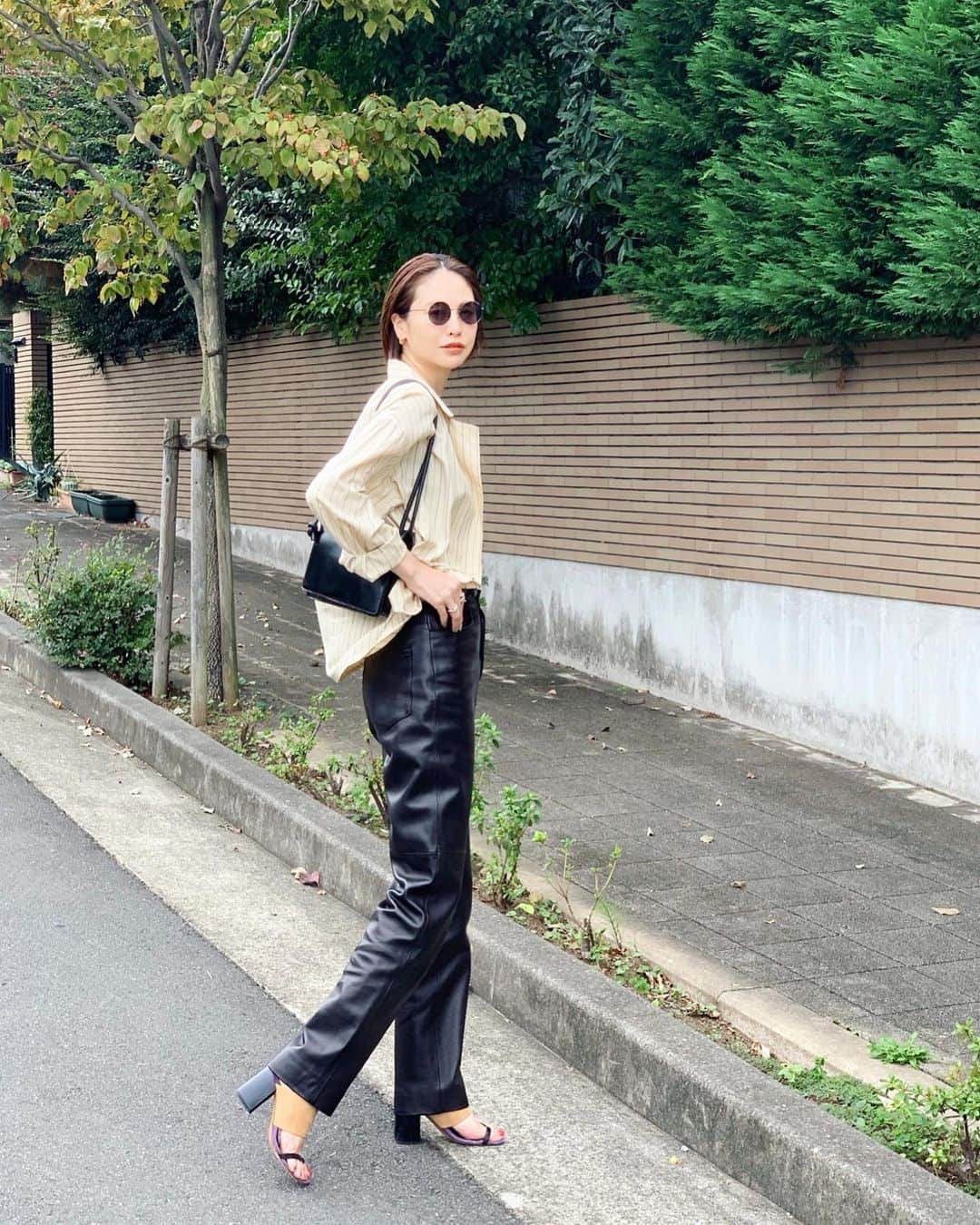 二ノ宮和佳子のインスタグラム：「Leather Pants @aewen_matoph   今期は、レザーアイテムたくさん出てますね 私は定番のパンツを、ちょっとクールに! 高い位置に切り替えを入れ、すこーしテーパードシルエットに仕上げているので、脚長に見えちゃう有り難いパンツ 柔らかいラムレザーに鞣しを施し程よいハリ感も‼︎ どんどん馴染んでイイ感じに育ってます もう1色キャメルも買ったので、又、紹介しますね  #aewenmatoph #イウエンマトフ #leatherpants」
