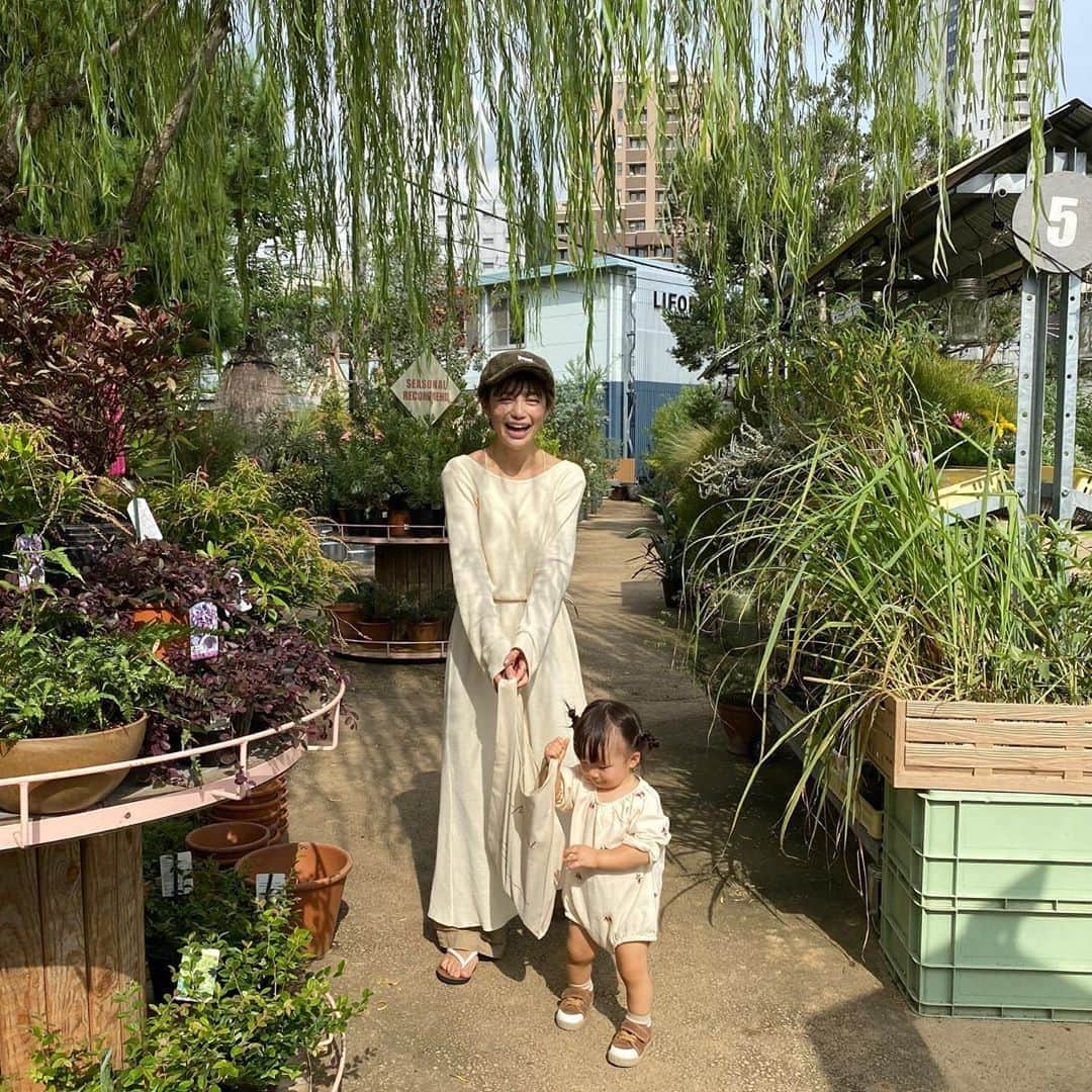 長谷川あやのインスタグラム：「👩‍👧👩‍👧👩‍👧#baby#mama#akte#令和ベイビー#生後16ヶ月#1歳#赤ちゃんのいる生活#新米ママ#女の子ママ#小夏のいる生活#アクテ#152せんちこーで @akte_official ・ ・ ・ なんでもお手伝いしたいお年頃👧💭 （時間は数倍かかりますが、、、笑） ・ 4連休思いっきり遊んだので 今日からまたしばらく頑張れそうです😏✌️」