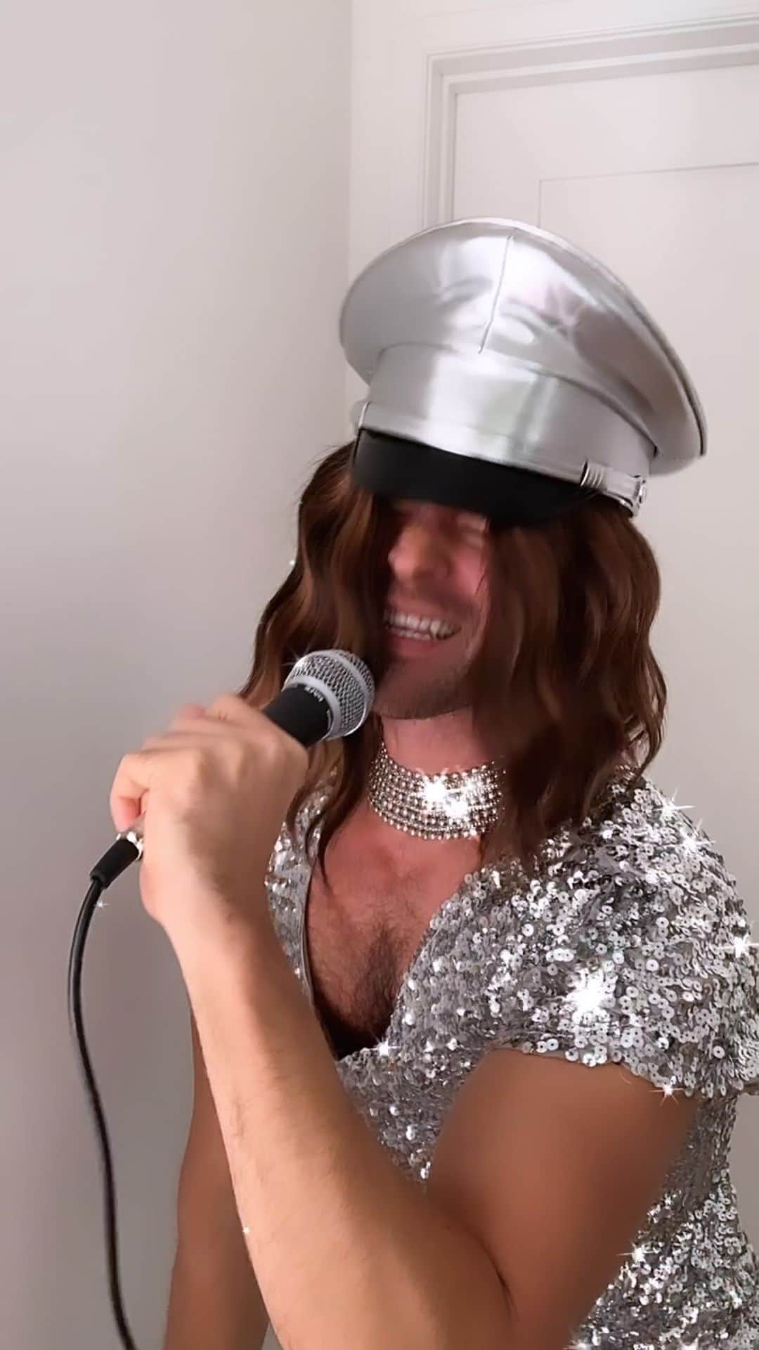 ブラッド・ゴレスキーのインスタグラム：「Viva la diva! Be a diva and don’t forget to register to VOTE! 🍎 @countessluann#nationalvoterregistrationday」