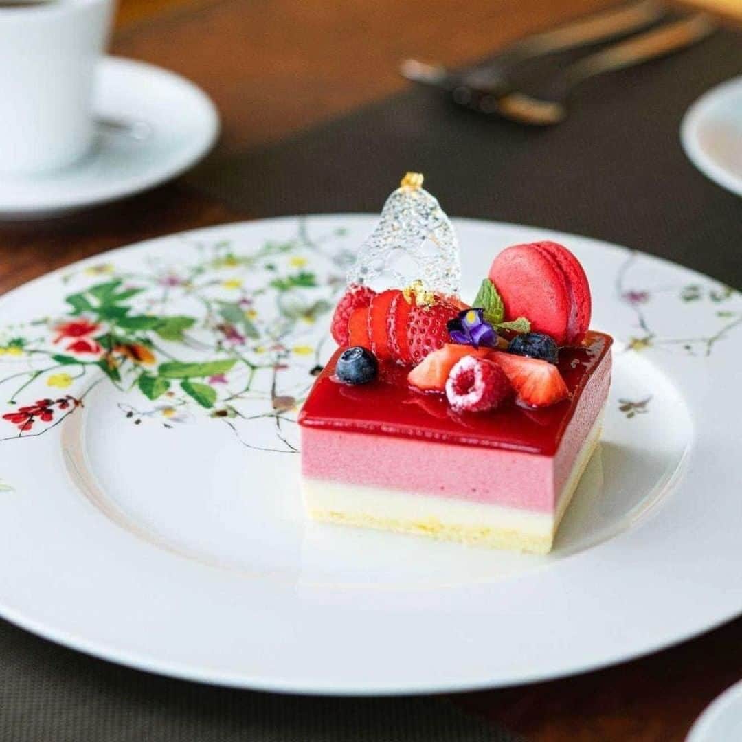 のインスタグラム：「BREEZE OF TOKYO＠東京 ・ 【OZmallコラボ★記念日ディナー】パティシエ特製の宝石箱ケーキで特別な1日に！乾杯シャンパン＆Wメインのフルコース全5皿 ・ OZmallと「BREEZE OF TOKYO」がコラボして生まれた、他では予約できない「OZmallコラボ限定」の記念日・誕生日プランが登場！大切な人とのお祝いは「日頃の気持ちを伝えるだけでなく、いつまでも思い出に残るような日にしたい」と願うもの。そんな想いをかなえてくれる今回のコラボテーマは、「宝石箱のようなアニバーサリーケーキ」の演出。  パティシエがイメージを膨らませて特別に制作されたケーキは、夜の東京夜景に生えるようにルビー色に輝く宝石の様なベリー系の果物を散りばめ、色鮮やかで乙女心をくすぐる仕上がりに。  ドリンクは夜景に照らされて輝くシャンパン付きで、コース料理は前菜にWメインなど豪華5皿コースが並ぶ。夢のようなスイーツを贈って、これまでに体験したことのない特別な１日を過ごそう。 ・ 店名：BREEZE OF TOKYO 住所：東京都千代田区丸の内2-4-1 丸の内ビルディング36F アクセス：JRほか「東京駅」丸の内口より徒歩2分 ・ 詳しくは、プロフィールURLより↓  @ozmall_restaurant  #ozmall #オズモール #OZグル#レストラン #グルメ #グルメ好きな人と繋がりたい #グルメ#東京グルメ#記念日ディナー#記念日ランチ#女子会ディナー #デート#デートにオススメ#記念日スイーツ#お祝いケーキ #宝石箱#記念日ごはん#記念日デート#記念日サプライズ #記念日ケーキ#記念日ジュエリー#スイーツグラム #東京ディナー」