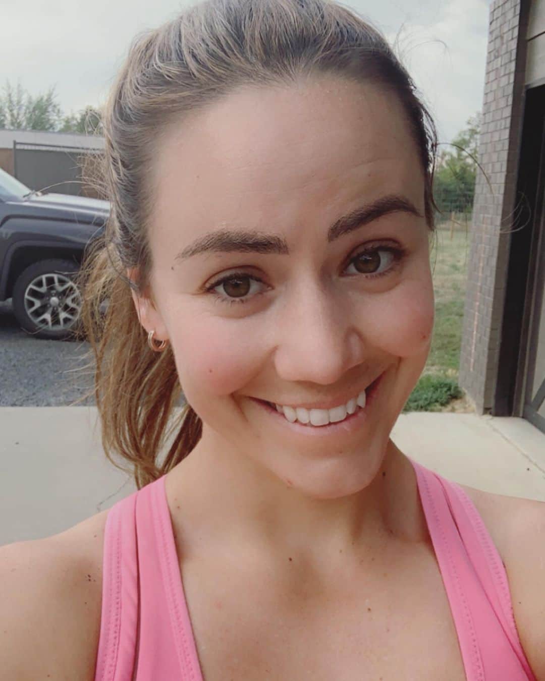 Camille Leblanc-Bazinetさんのインスタグラム写真 - (Camille Leblanc-BazinetInstagram)「Pink always makes everything better 💕  “  Hanging in there and finding the smallest tiny biny win to keep the momentum going forward!  “  Also huge shoot out to @crossfitroots @nicchristensen @cantrideswitch @laststiledesign @juliewood6 and for coming and doing a baby room makeover! Literally one of the nicest thing anyone as ever done for us! We are so grateful (check my story)  #nomakeup #nosleep #momlife #niculife」9月23日 8時01分 - camillelbaz