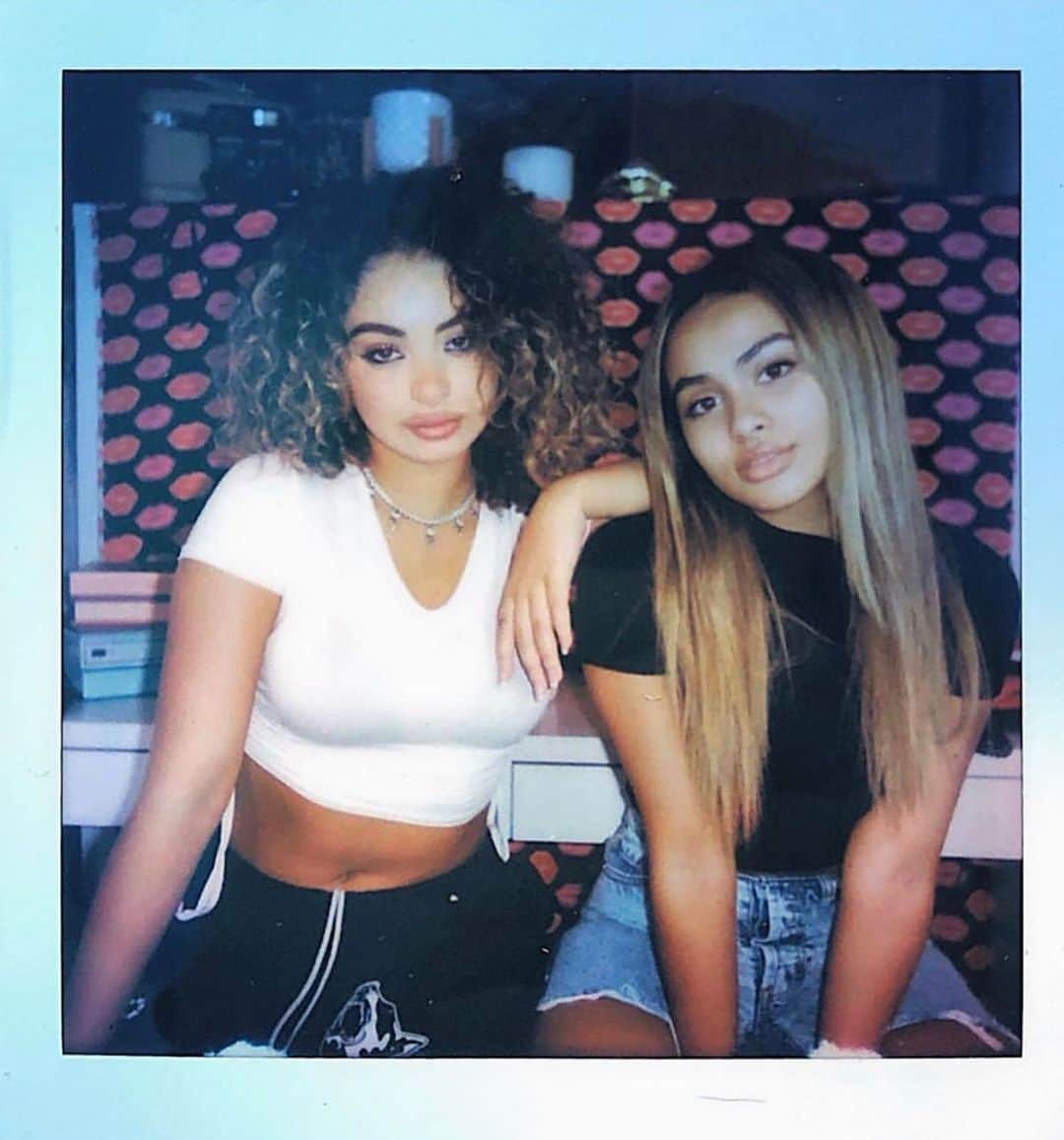Perkins Sistersのインスタグラム：「who’s ready for our podcast¿」