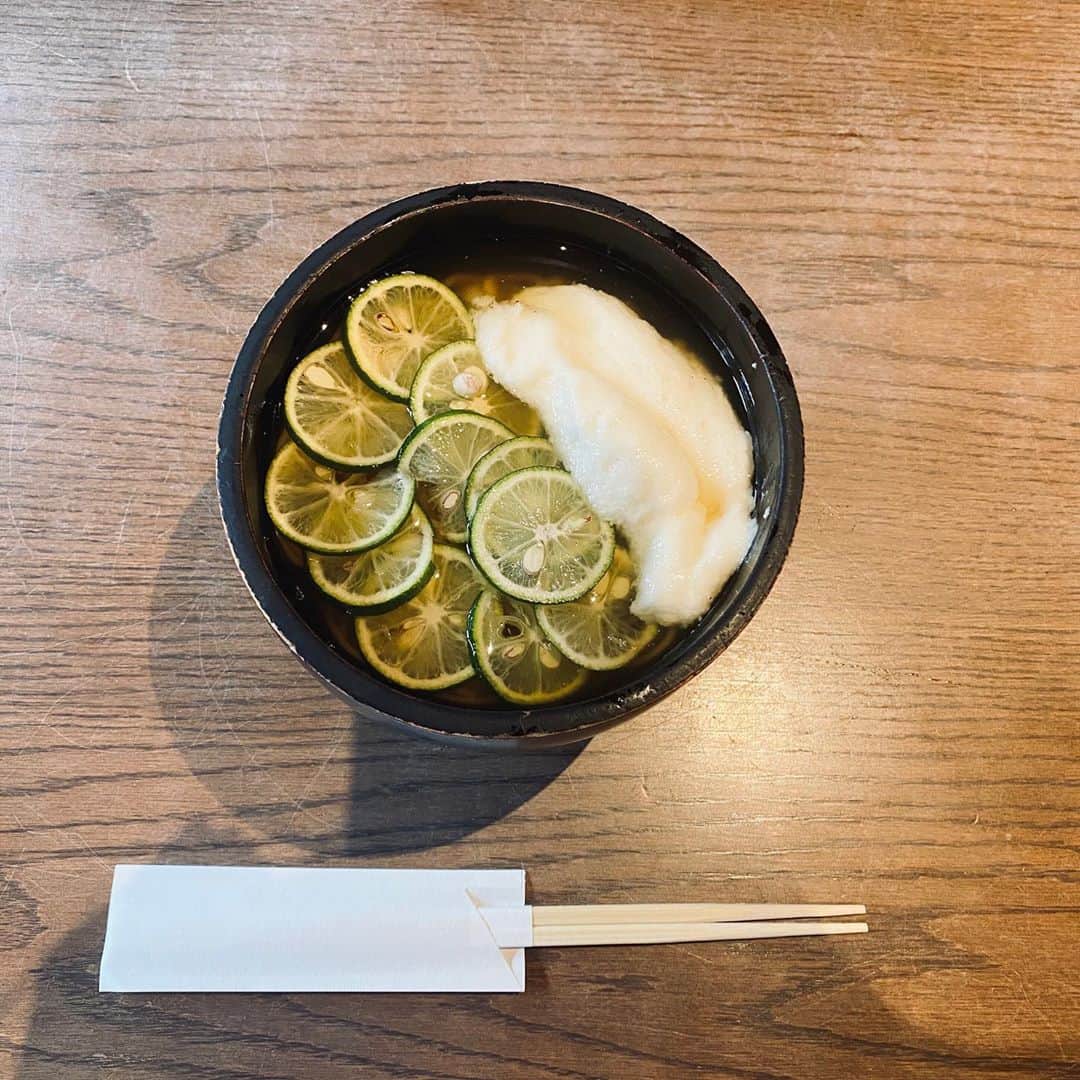 SHIORIのインスタグラム：「✔︎お蕎麦 . . . ふらっと立ち寄ったお蕎麦やさん。 . すだちとろろ蕎麦。 . お汁飲み干すくらいおいしかった。 . . 優勝🏆 . . . . #優勝 #三味洪庵 #出汁 #出汁しか勝たん #京都 #東山 #kyoto #kyotogram」