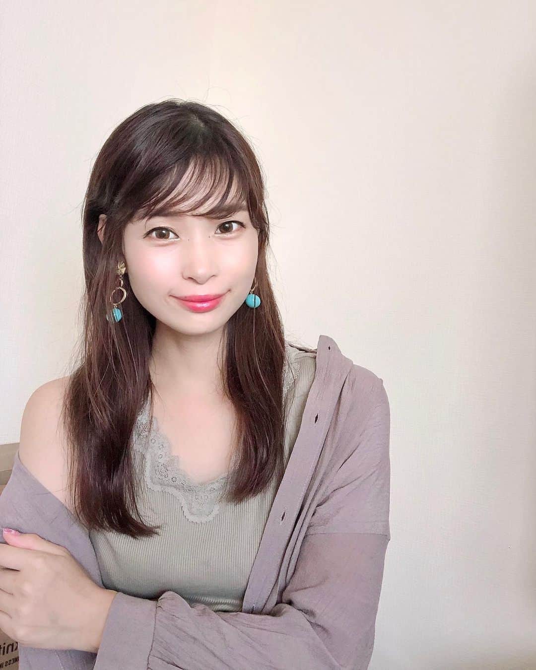 三佐和あやのインスタグラム：「朝 ほっぺの上に 艶の光玉がのると きたー♡ってかんじ🥳✨﻿ ﻿ 炭酸系のパックやクレンジングは、最近 人気でいろんなメーカーを試してはいるんだけど、今度の炭酸パックは 雑誌ビーズUPとか、soupで掲載された @singcosme のものです✨ ﻿ 炭酸ホワイトパックは、﻿ 毛穴の黒ずみが気になってる人いたら 激しくおすすめしたいです、笑﻿ どこにそんなに？！ってくらい めっちゃ角栓とかでてきます💆‍♀️笑﻿ ﻿ 娘にもやってみな😆って勧めたんだけど コンセプトは 大人の女性に向けた新コスメブランドから出ていて オーガニックな仕様になってます。﻿ ﻿ 発酵クレンジングウォーターは、﻿ コットンで拭き取る形のクレンジング。﻿ ローズの香りが癒し✨﻿ 美容成分80%でオイルFreeです。﻿ クレンジング ピーリング 洗顔の3つが叶います。﻿ ﻿ 擦らないために じゅわーっと 目に上に当てても、”ぜーんぜん 目に染みない”ので 肌にキツいものはほんとに入ってないんだろなぁって感じられるくらいの ほんと優しいクレンジングウォーター。﻿ 拭いた後はしっとりもっちりします。﻿ ﻿ 低価格で美肌作りを楽しめる炭酸ホワイトパック👀✨と、発酵クレンジングウォーターですね ♪試す価値はあるかと！﻿ ﻿ ﻿ ﻿ #pr #美容 #艶肌 #美容女子#美容好きな人と繋がりたい#美容好きさんと繋がりたい﻿  #大人女子 #美肌 #美容 #スキンケア #アンチエイジング #エイジングケア #スキンケア #ママ #マタママ #アラフォーママ #アラサー #大人可愛い#おとなかわいい #ヘアカラー #髪型 #beauty #hair  ﻿ *+___________________________+*﻿ ﻿ Sing オーガニック炭酸ホワイトパック﻿ Sing オーガニック発酵クレンジングウォーター﻿ ﻿ Instagram公式アカウント﻿ @singcosme  ﻿ ﻿ *+______________________________+*﻿」