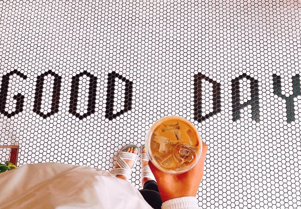 シェラ・チョイのインスタグラム：「☕️  #goodmorning #goodcoffee  #goodday」
