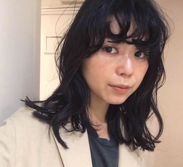 Yu-kiのインスタグラム：「New hair✂︎ バッサリと10センチくらいカット。長めボブな感じだけど顔周りはたっぷりレイヤー入れて前髪はかなり厚めに作った。本当は日本で切ってもらいたかったんだけど、正直いつ帰れるか全く読めなくなったから、なんかガラッと変えたかった。いっぱい切ったことで気持ちがスッキリしたし新たな自分で嬉しい。この髪全てが新鮮でとっても気に入っている🤍何より洋服とのバランスがとりやすく巻くのが楽しい！今日は全体は26ミリのアイロンで前髪はストレートアイロンで巻いた。私は美容師で普段は髪を切る立場だけど、ヘアースタイル変えるってこんなに楽しいんだなーとお客さん目線で客観的に思って、美容師っていいお仕事だなと改めて思った。おやすみなさい🥱」