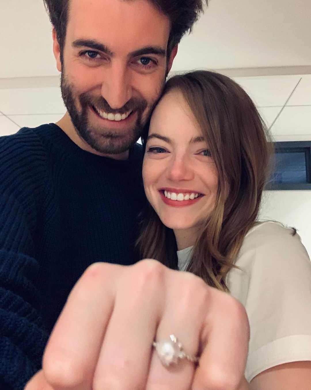 E! Onlineさんのインスタグラム写真 - (E! OnlineInstagram)「Is Emma Stone a married lady? 💍 We'll let you be the one to make that call—Link in bio to see the new pics that are fueling marriage rumors. (📷: Instagram)」9月23日 8時45分 - enews