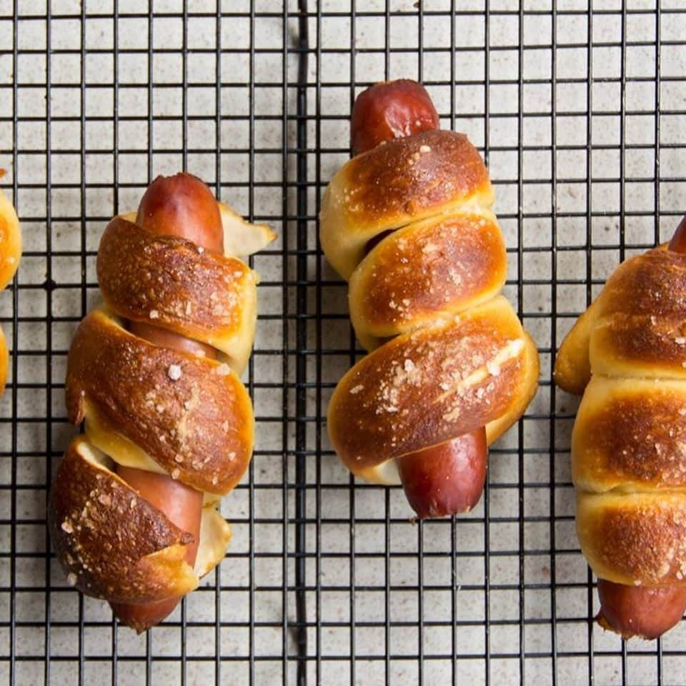 ジョンソンヴィルさんのインスタグラム写真 - (ジョンソンヴィルInstagram)「#Oktoberfest plans likely include less strangers in lederhosen, but you can bring the beer hall vibes home with some brat and pretzel creations. Enjoyed on their own, or wrapped together. Then washed down with a beer. Guten Appetit!」9月23日 8時40分 - johnsonville