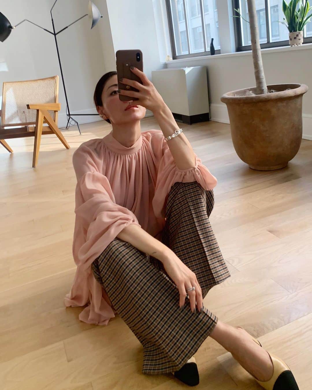 大塚良子のインスタグラム：「Feeling like this🌾 #ootd #fall #style #nyc Tops... @stellamccartney  Pants... @victoriabeckham  Shoes... @chanelofficial」