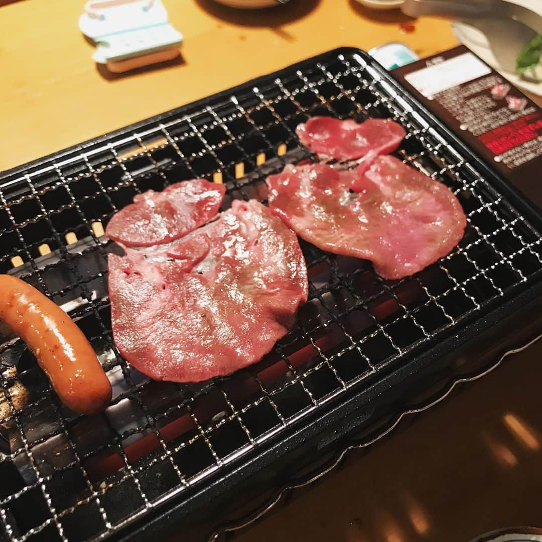 澤田泉美さんのインスタグラム写真 - (澤田泉美Instagram)「4連休最終日は、おうち焼肉でした🤤🍺  自家製タレを作って、肉の漬け込みからやってみたら、 思いのほか美味しくて、 家族みんなが「もう焼肉行かなくていいね〜」 なんて言ってくれちゃうので、またやろうと思う。笑🤔 わかってはいたけど、肉の質だな！！  焼き鳥に、焼肉に、炉端焼き器一台買ったことで ほんっとうに楽しみが増えた😭！！ 次は、海鮮だなぁ〜❤️❤️❤️  タン塩にはネギごま油のっけて🍋 カルビ、ロース、ハラミはタレで！ あとホルモンもね！！ 叙々苑サラダも真似して作ったよ🥗 あとは、ナムルね🥬 子ども達にはソーセージととうもろこし🌽 大人に〆にはユッケジャンスープ🥄🌶  ご馳走様でした🙏  #おうち焼肉#乾杯 #スーパーの肉#でもここまでできた #次回は#精肉店　で #連休は精肉店閉まってたよね〜 #でも#美味しかった #またやりたい #炉端焼き器#iwatani #買ったけど宣伝 #三児の母#頑張った #楽しかった #みんなが喜んでくれて幸せ #izmeshi」9月23日 8時42分 - izumi.sawada