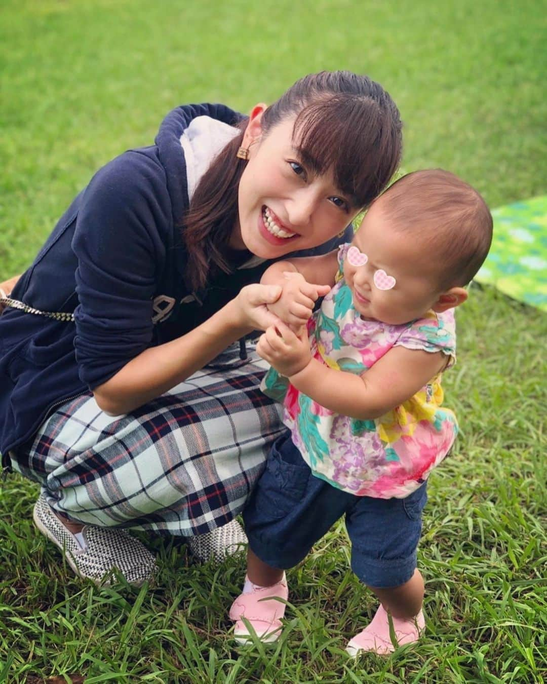 中西麻里衣さんのインスタグラム写真 - (中西麻里衣Instagram)「連休3日目❗️渋滞をなるべく避けるために早起きして、ソレイユの丘🌞に行ってきました🚙💨 緑・海・BBQ・遊具。とのんびり1日満喫できました〜✨ 娘は急激に👨🏻ブームがきているようで…いってらっしゃいの時泣くように😅 1枚目の写真は一緒に撮ろ〜の私と嫌がる娘です🤣 #連休#ソレイユの丘#はじめて#お出かけ#BBQ#海#自然#ピクニック#三浦半島#気持ちよかった#楽しかった#母と娘#嫌がられる#🤣#思い出#三児の母」9月23日 8時53分 - 87marii