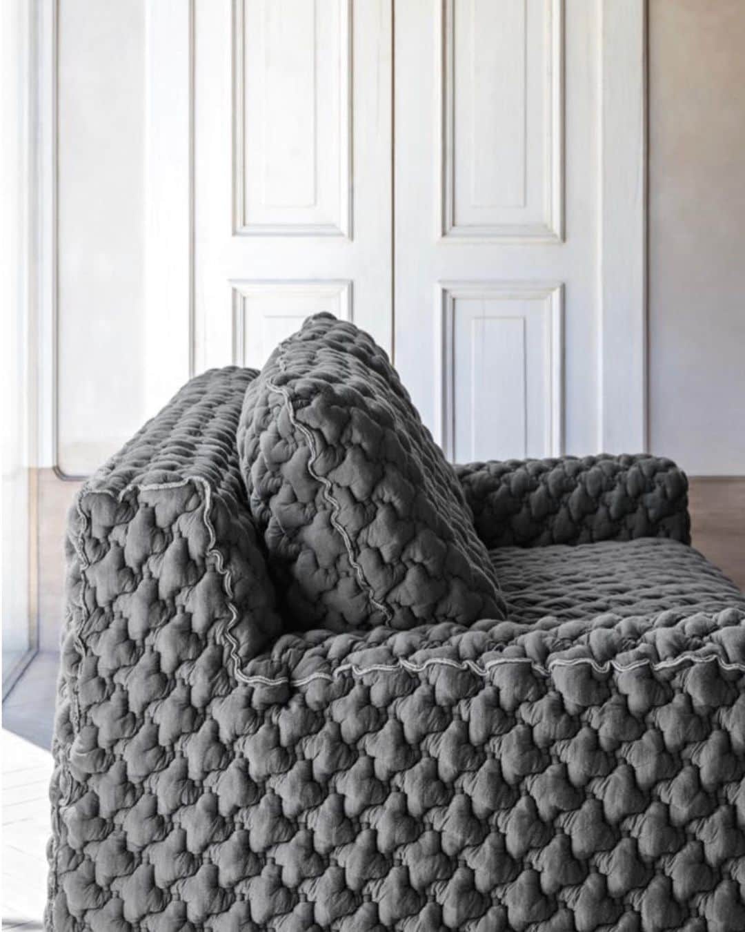 Gervasoni Korea_officialさんのインスタグラム写真 - (Gervasoni Korea_officialInstagram)「New collection #LOLL .  Sofa in 3D Grafite, overlock stitching Ardesia.  .  ● 쇼룸 방문 및 제품 문의  tel. 070-4209-0827 ● 온라인 구매는 전화 및 DM으로 가능합니다.  강남구 논현로 133길 8   제르바소니 논현쇼룸 서울시 강남구 논현로 133길 8 (논현동 36-9) #제르바소니코리아  #제르바소니 #gervasoni #이태리가구 #디자인가구 #파올라나보네 #PaolaNavone #패브릭소파 #테이블 #침대 #아웃도어가구 #이벤트 #행사 #친환경가구 #우디네 #udine」9月23日 8時47分 - gervasoni_korea
