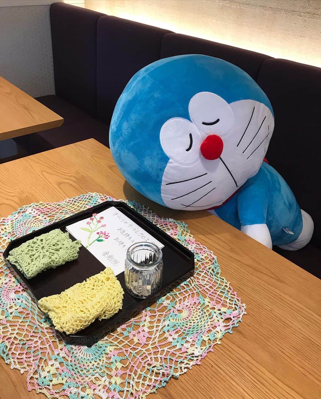 岡まゆみのインスタグラム：「ソーシャルディスタンス、マスク着用、手洗いなどなどを守って日常生活を送ろうね！と思いながら寝ているのでしょう❗️#金剛院#なゆたカフェ#ドラえもん#ソーシャルディスタンス#マスク#手洗い#岡まゆみ」