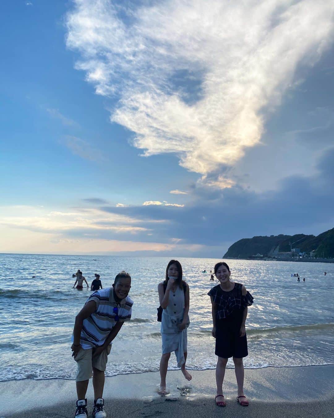 のインスタグラム：「夏の思い出。逆光でも笑っているのがよく分かる😉  #逗子海岸 #zushi #東京近郊 #海 #澤真希 #ポートレート #写真好きな人と繋がりたい #ポートレート好きな人と繋がりたい #ポートレート写真 #ポートレート撮影 #portrate  #photography」