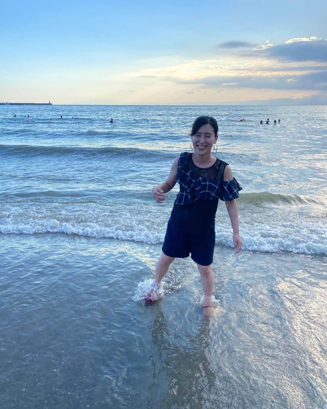 澤真希（小澤真貴子）さんのインスタグラム写真 - (澤真希（小澤真貴子）Instagram)「夏の思い出。逆光でも笑っているのがよく分かる😉  #逗子海岸 #zushi #東京近郊 #海 #澤真希 #ポートレート #写真好きな人と繋がりたい #ポートレート好きな人と繋がりたい #ポートレート写真 #ポートレート撮影 #portrate  #photography」9月23日 8時58分 - sawa.maki.official