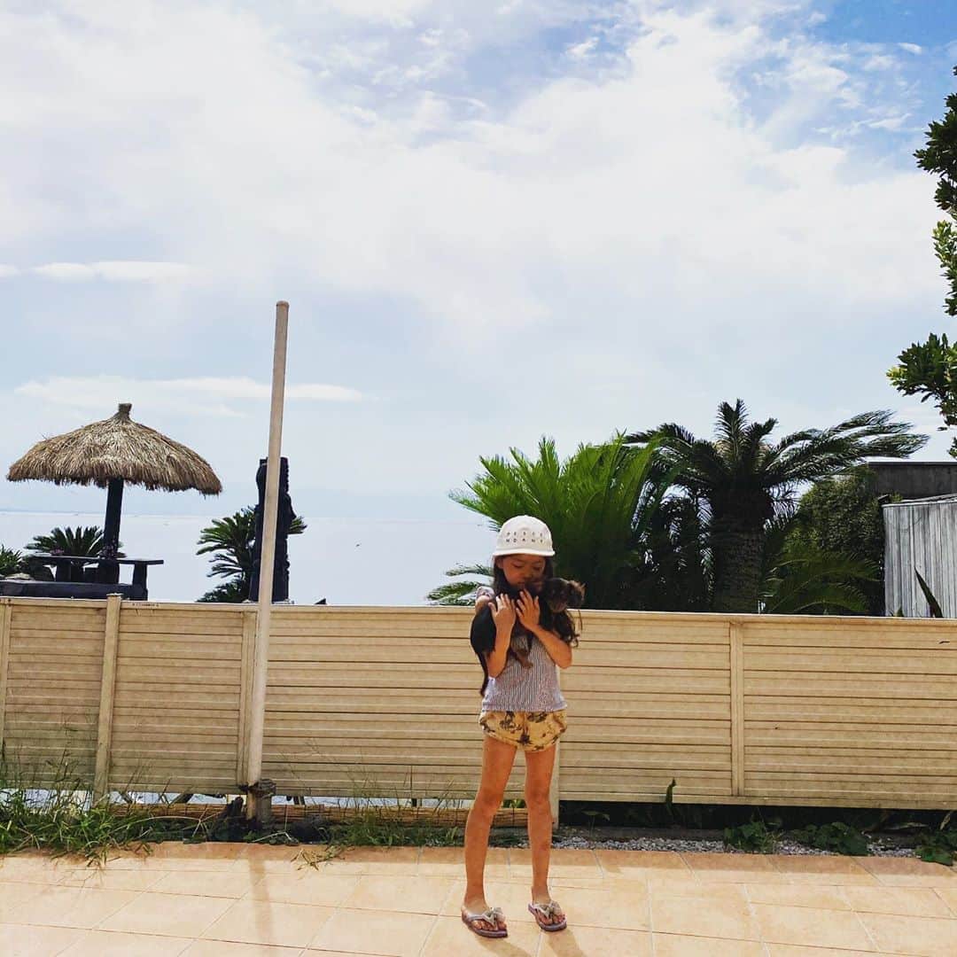 渡辺由香さんのインスタグラム写真 - (渡辺由香Instagram)「4連休最後は鎌倉のお家へ🌴 ハナボがどうしてもちょことお泊まりしたいってのでベッタリな2日間だったね〜🐶 初めて、ベットで一緒に寝たり 楽しかったね 海沿い散歩も気持ちいいし やっぱりたまに海生活いいね🌈  また来ようね^_^  #4連休　#7歳　#鎌倉生活　#beachhouse」9月23日 8時59分 - yukawatanabe_hanabo