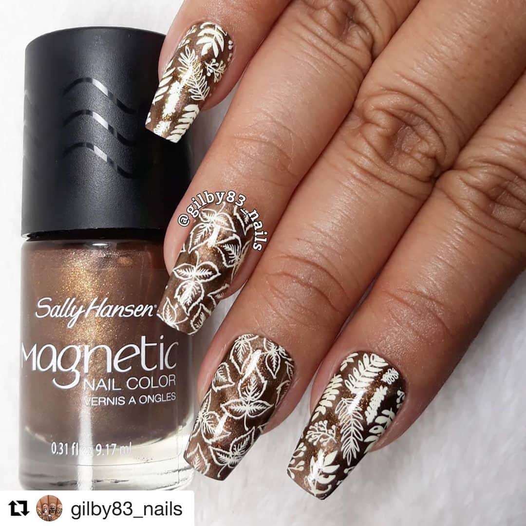 Nail Designsさんのインスタグラム写真 - (Nail DesignsInstagram)「Credit: @gilby83_nails ・・・ Since tomorrow is the official first day of fall, I'll post these a day early. 🍁🍂🍁🍂 . . Plate Used: @ejiubas & @sarahr2 - Collab Plate . Polishes Used: @sally_hansen - Golden Conduct @pueencosmetics - Pure White @holotaco - Super Glossy Taco  @hellomaniology - Smudge Free Top Coat  @unicornmagicskincare - Gummy Bear Scent Cuticle Oil  . . #ManiologyAmbassador #Nails💅🏽 #NailObsession #UberChic0to10k #Pueen #Maniology #ManiXMe #WhatsUpNails #NailsDesign #NailPolishAddict #IHeartNailPolish #ILoveNailPolish #NailsOfTheDay #PolishAllTheNails #NailStamping #NailItDaily #NailStampingArt #NailArtWow #StampAllTheNails #StampedNails #NailsOfInstagram #Nailstagram #Nailfie #ForYou #ISND #InternationalStampingNails #NailSpaFeature #AutumnNails #FallNails」9月23日 8時59分 - nailartfeature
