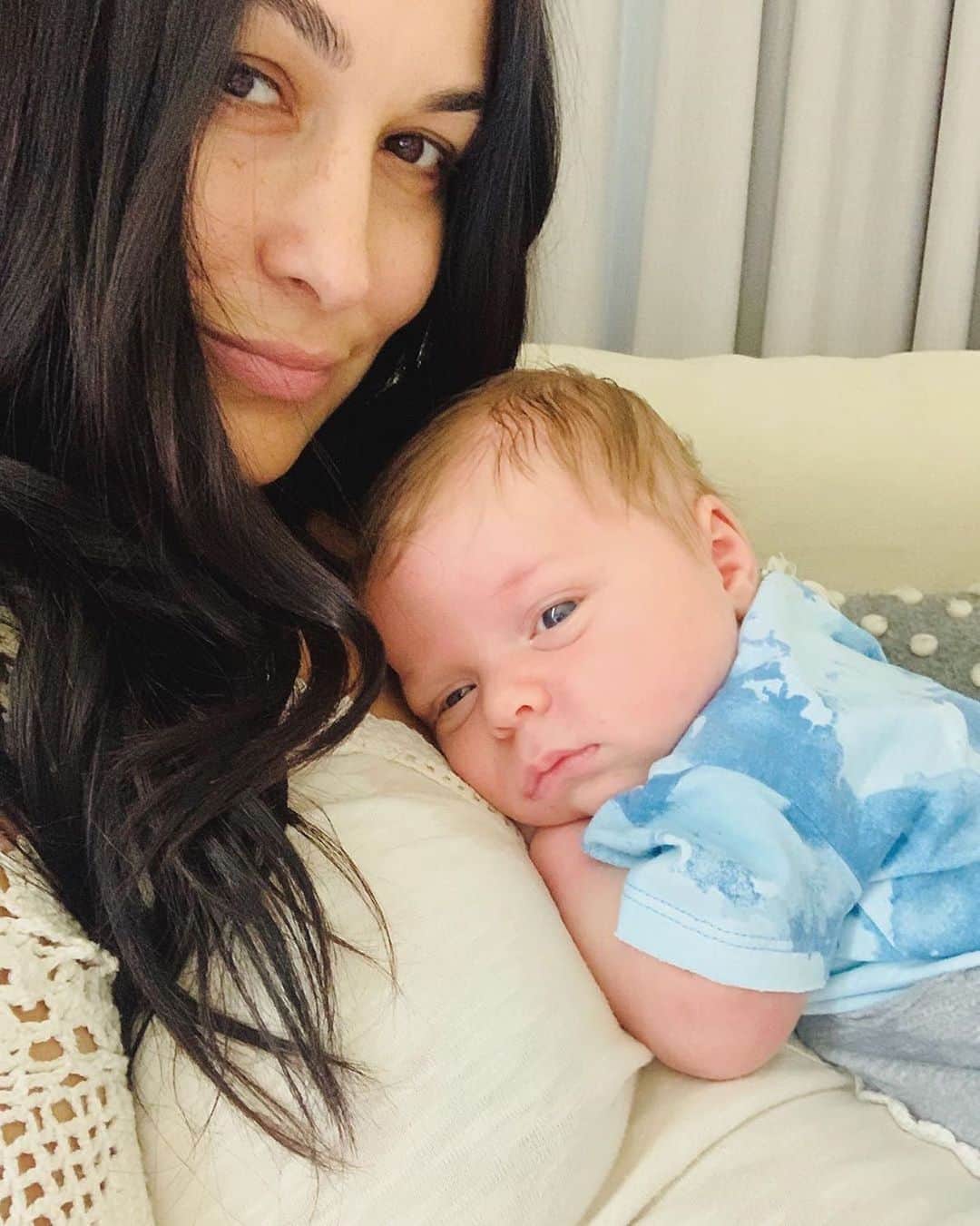The Honest Companyさんのインスタグラム写真 - (The Honest CompanyInstagram)「#Regram from @thebriebella - Snuggles with mama 💞 ⁣ ⁣ Sweet Buddy, looking comfy in our organic cotton watercolor world Snap-shoulder Coverall. This super cozy one-piece makes dressing your baby a breeze. Visit the 🔗 in bio to shop this perfect coverall for your little babe. #HonestCompany #HonestBabyStyle」9月23日 9時04分 - honest