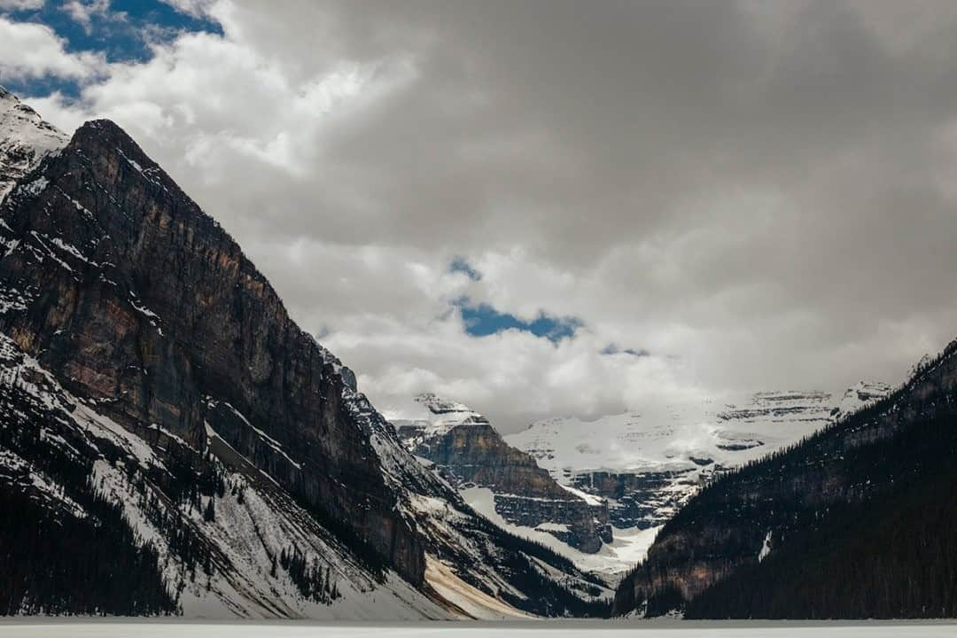 National Geographic Travelさんのインスタグラム写真 - (National Geographic TravelInstagram)「Photo by Matt Borowick @mborowick / Even on a cloudy day in the middle of May, which is considered Canadian springtime, Lake Louise does not disappoint. The lake, which is a hamlet of Banff National Park in the Canadian Rockies, is one of the most popular places to visit in all of Alberta. Glacier lakes like this one don’t begin to thaw until early June, so if you are planning to visit, just know that this area can still be quite cold, with much snow.  Follow @mborowick for more pictures like this. #nature #lakelouise #adventure #tundra #canada」9月23日 9時05分 - natgeotravel