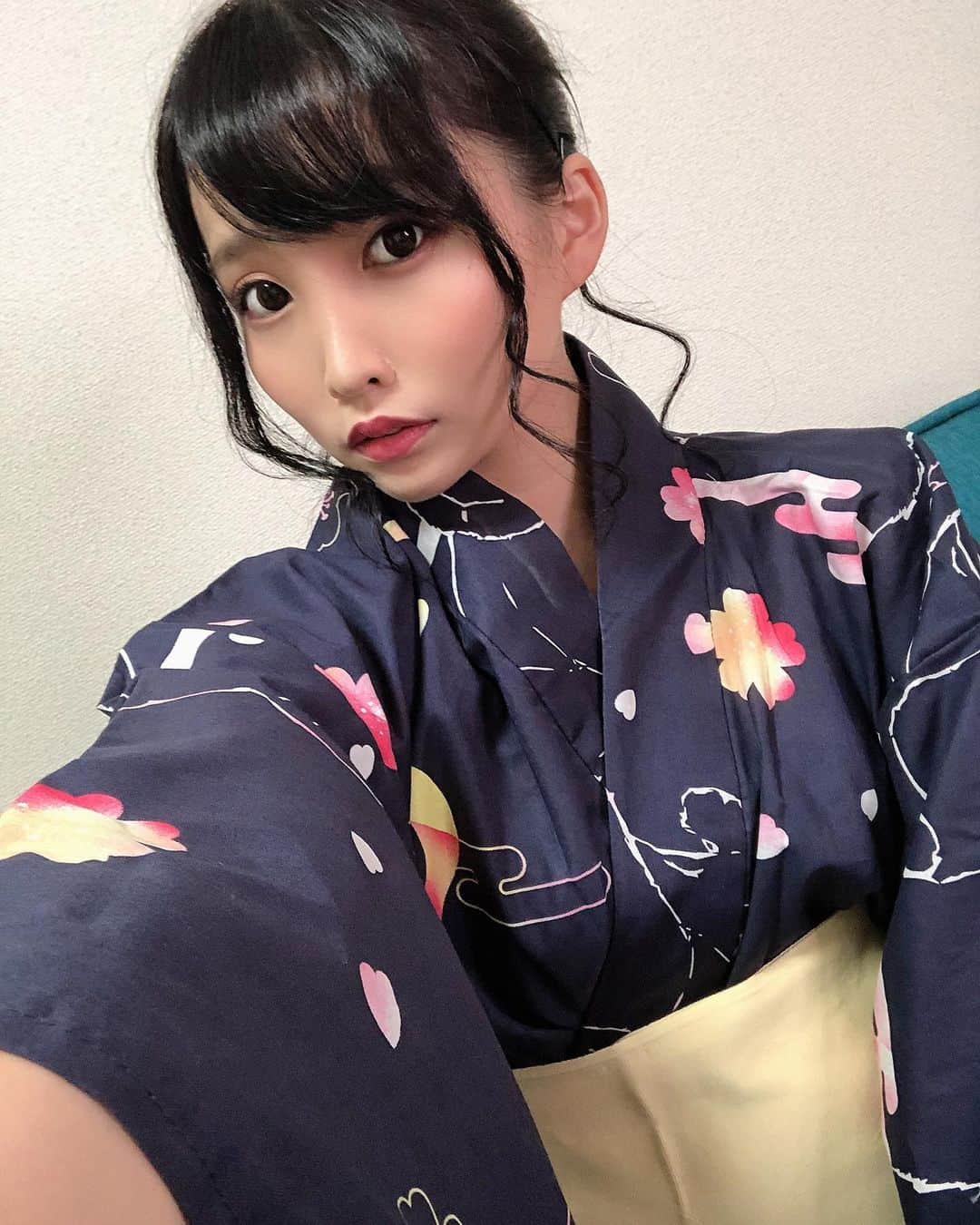 枢木あおいのインスタグラム：「今年は夏祭り行けなかったので 来年は一緒に行ってもいいですか？  #ゆかた #浴衣 #おだんご #枢木あおい #セクシー女優 #夏祭り #に #行きたい」