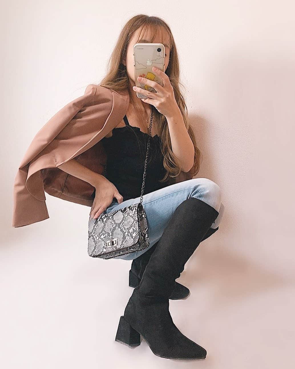 さっぴちゃんのインスタグラム：「... . 新しく買ったミドルブーツがお気に入りすぎて 秋冬はブーツインで沢山履く予定👢❤︎ . あかりのお誕生日🐭𓏲 ディズニー行こうと 思ってたけど、うかうかしてたらチケット 無くなってしまった...😭𓂂 . 天気予報見ても10月雨が多くて 指定チケットしか無いからいつのを買うか 非常に悩ましい𓂂 . 写真用の物はもろもろ準備してるから 今年は可愛い写真を沢山撮りたいな📷𓇬𓂂 .  がっくんのお宮参りも行きたいし 予防接種も行かないとだし、3ヶ月検診もあるし ここから色々と忙しくなってきますね👶🏼⁎ . 子どものことで忙しい毎日はとても楽しい♡ . . ………………………………(♡)……………………………… .」