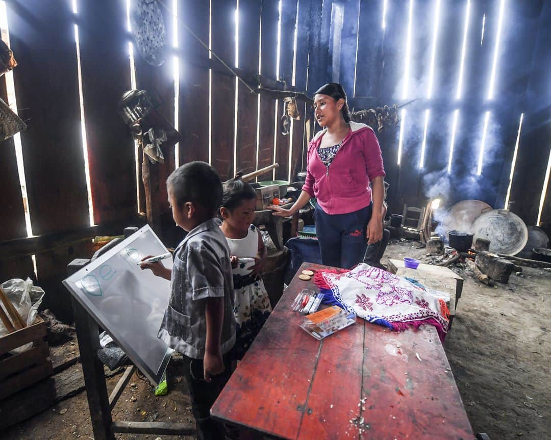 AFP通信さんのインスタグラム写真 - (AFP通信Instagram)「AFP Photo 📷 @ppardo1 - Pandemic deepens struggle of Mexico's indigenous villages -⁣ .⁣ In the poverty-stricken mountains of southern Mexico, children can only dream of internet or television that would allow them to join millions of others following distance learning during the pandemic.⁣ ⁣ The coronavirus outbreak and its impact on education are just the latest chapters in a long history of marginalization of indigenous communities in the region.⁣ ⁣ Children across Mexico, which has one of the world's highest Covid-19 tolls, with more than 72,000 dead, began a new school year last month with remote learning via television aimed at curbing the spread of the disease.⁣ ⁣ But in the homes of San Miguel Amoltepec Viejo, a windswept village in one of the country's poorest regions, there are no such modern-day luxuries.」9月23日 9時09分 - afpphoto