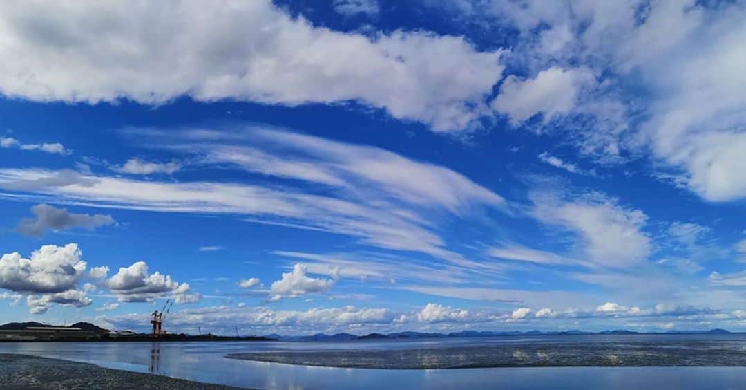 西条市さんのインスタグラム写真 - (西条市Instagram)「【#LOVESAIJOじかん】﻿ ﻿ 空と海だけ。﻿ 西条ならではの景色。﻿ ﻿ お休みだった方も﻿ お仕事やった方も﻿ 今日もいい日に☺️﻿ ﻿ ﻿ Repost @rohisamat﻿ ・・・﻿ おはようございます。涼しくて気持のいい朝ですね。写真は昨日の瀬戸内の空です。﻿ #lovesaijo #lovesaijoじかん #sky﻿」9月23日 9時10分 - lovesaijo