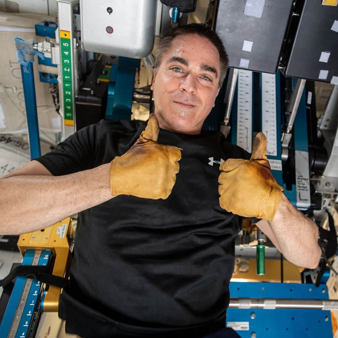 国際宇宙ステーションさんのインスタグラム写真 - (国際宇宙ステーションInstagram)「NASA astronaut and Expedition 63 Commander Chris Cassidy gives a thumbs up during set up of exercise equipment aboard the space station. #nasa #astronaut #work #exercise #thumbsup #international #space #station」9月23日 9時19分 - iss